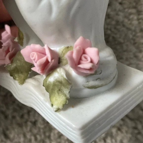 Vintage prayer hands over book and roses figurine - Picture 9 of 14